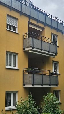 Hausfront mit Loggia/Balkon
