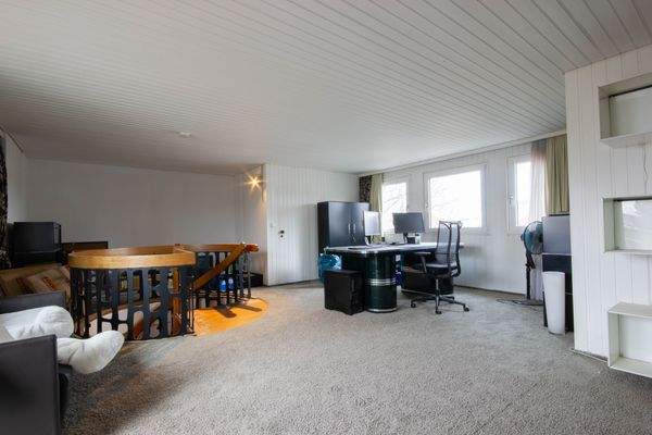 Ausgebautes Dachgeschoss mit Blick zur Wendeltreppe