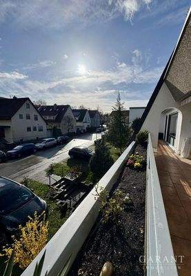 Balkon mit Blick auf den KfZ-Stellplatz