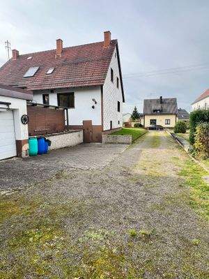 Einfahrt/Parkplätze