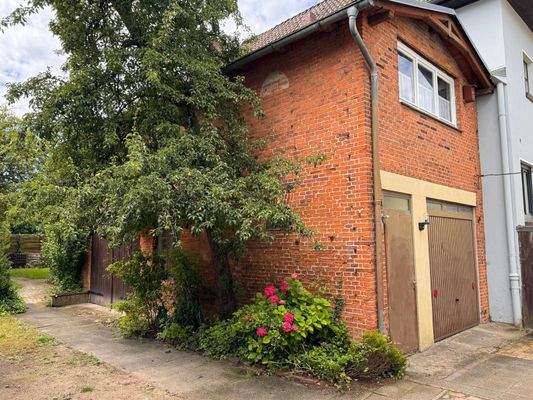 F-18-Nebengebäude_mit_Garage