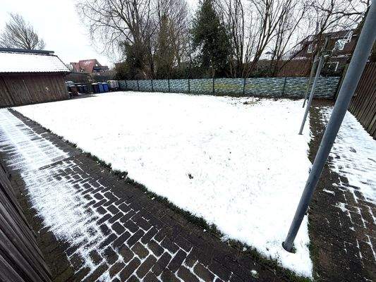 pflegeleichte Rasenfläche (unterm Schnee)