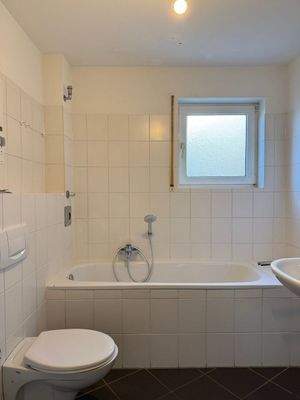 Ansicht Bad mit Wanne und Dusche