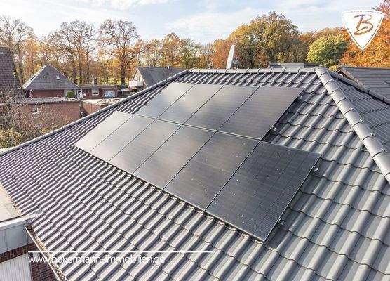 Neuwertiges Dach mit PV