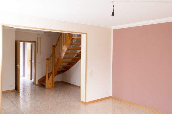 Wohnzimmer mit Blick in den Flur und auf die Treppe