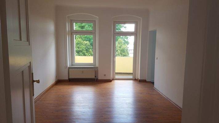 Wohnzimmer mit Balkon