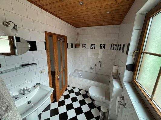 Badezimmer EG mit Badewanne