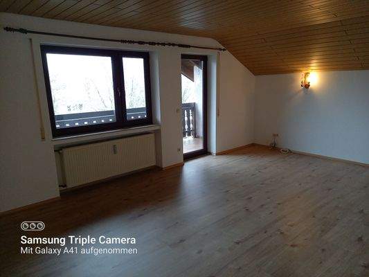 Wohnzimmer mit Zugang zum Balkon