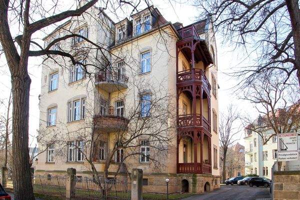 Markante Ecklösungen an der Villa