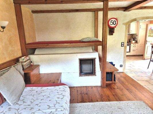 Uriger Grundofen mit darüberliegender Liegefläche.