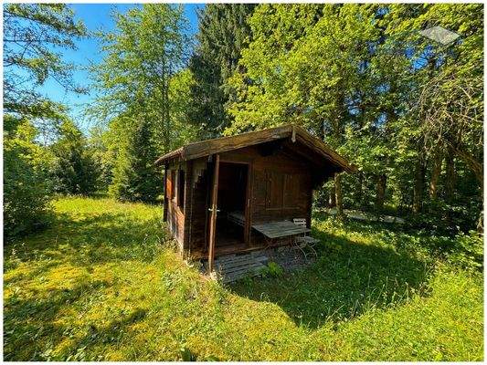 Momentan mit Holzhütte bebaut