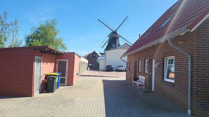 Rückansicht mit Blick auf die Mühle