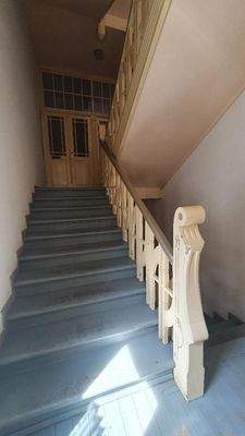 Treppenhaus mit Holzgeländer