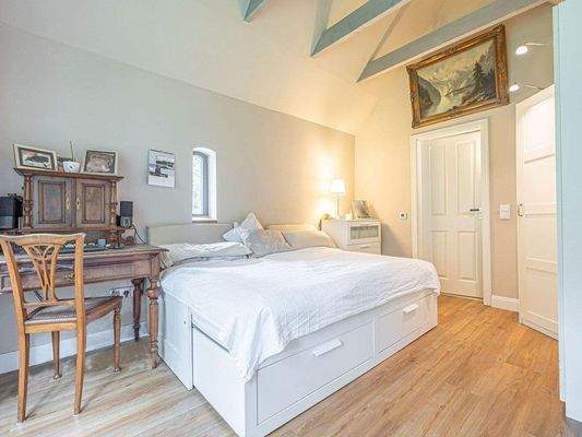 Schlafzimmer im historischen Teil des Backhauses