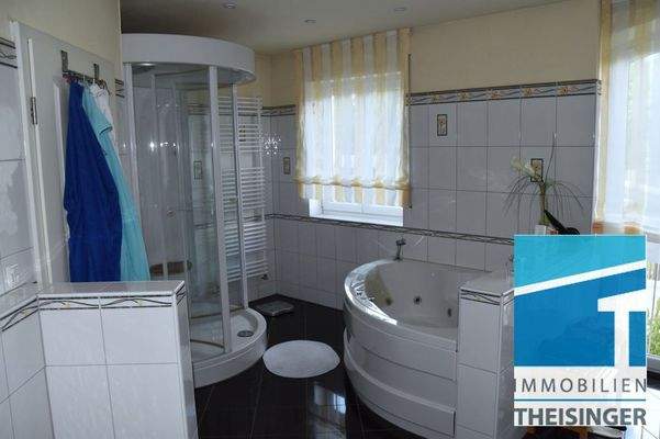 Geräumiges Badezimmer mit Wanne, Dampfdusche, 2 Waschtische und WC