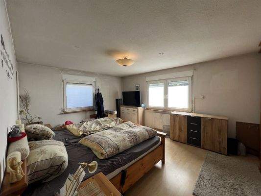 Großes, helles Schlafzimmer im EG