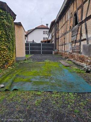 Hofparkplatz hinter dem Gebäude