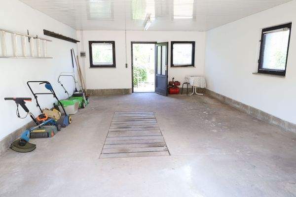 Garage (blick zum Garten)