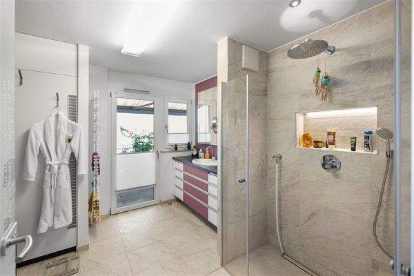 Bad mit großer bodentiefer Dusche