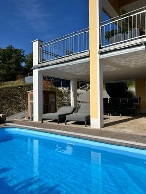 Terrasse u. Poolansicht ELW