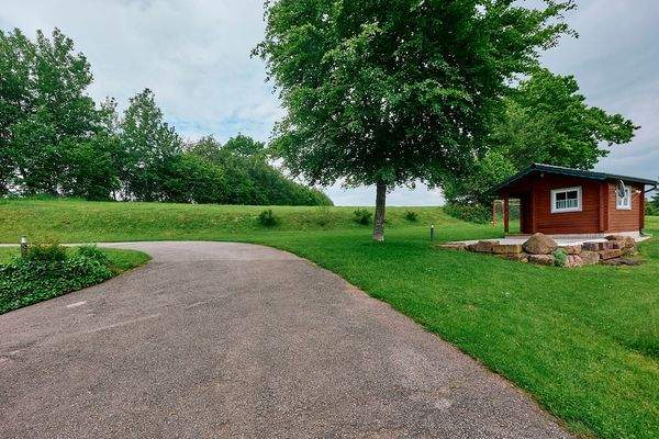 Objektansicht mit Zufahrt zum Grundstück 