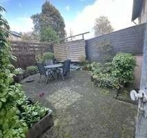 Terrasse neben Garage