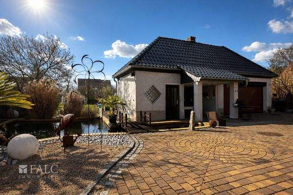 Hof (Garage mit Teich)