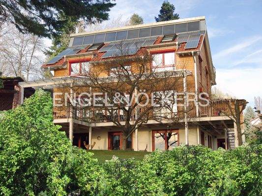 Vorschau mit großem Haus mit Dachgeschoss und Sockelgeschoss