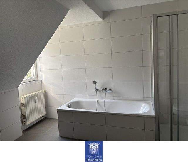 Individuelle und geräumige Dachwohnung! Tageslichtbad mit Wanne und Dusche! - Photo 2