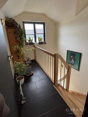 Treppenhaus mit Vollholztreppe