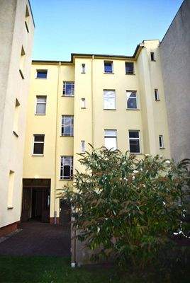 Haus Rückseite Innenhof.jpg