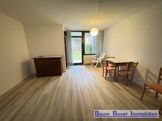 Wohn-/ Esszimmer mit Ausgang zur Terrasse