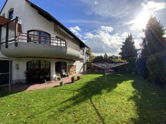 Rückansicht mit Balkon und Terrasse