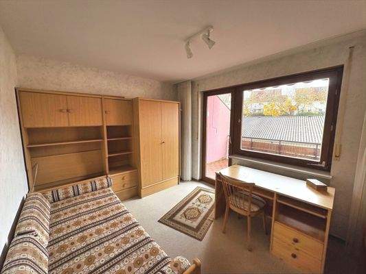 Kinderzimmer/Büro mit Balkonzugang OG