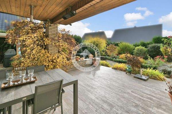 Der Blick von der Terrasse in den Garten