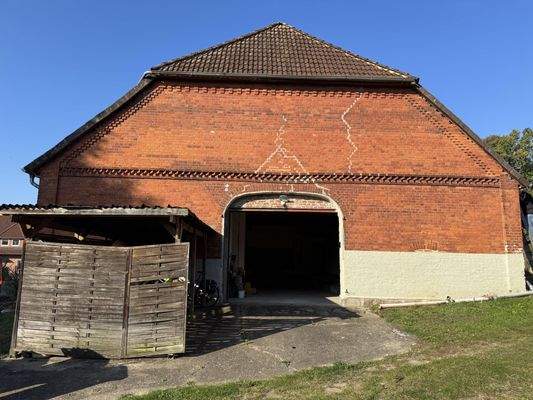 Giebelansicht mit Toreinfahrt