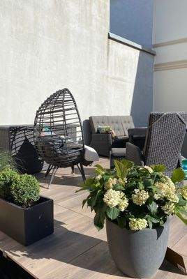Terrasse mit Loungemöbeln und Pflanzen