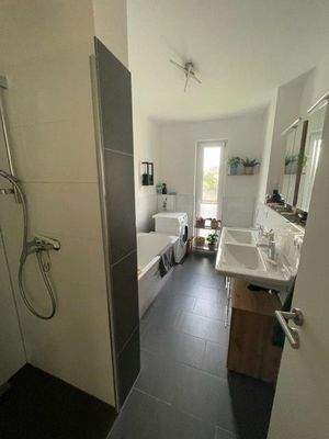 GB79Bad mit wanne und Dusche