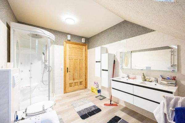 Tageslichtbad mit Dusche und Badewanne und Doppel-Waschbecken