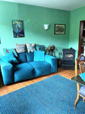 Wohn- / Esszimmer mit Kaminofen, Tür zur Küche 