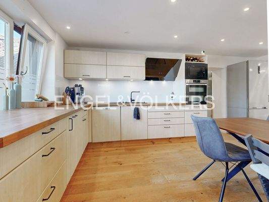 Große Wohnküche mit neuwertiger Arbeitsplatte