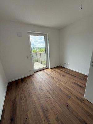 Helles Zimmer mit Holzboden