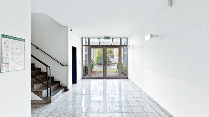 Eingang mit Trreppenhaus - Entrance with staircase