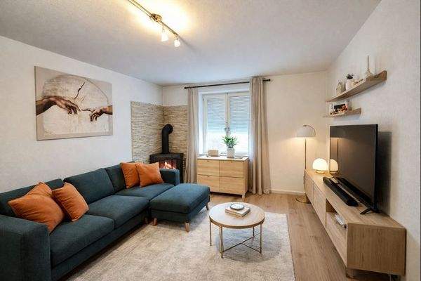 Wohnzimmer (Einrichtung KI verändert)