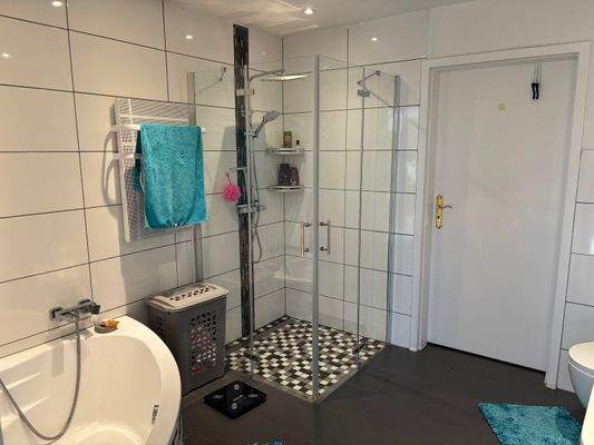 Badezimmer mit Dusche und Wanne