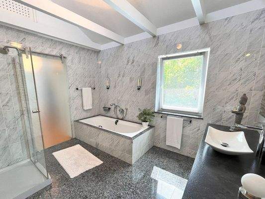 ... Ankleide und Badezimmer