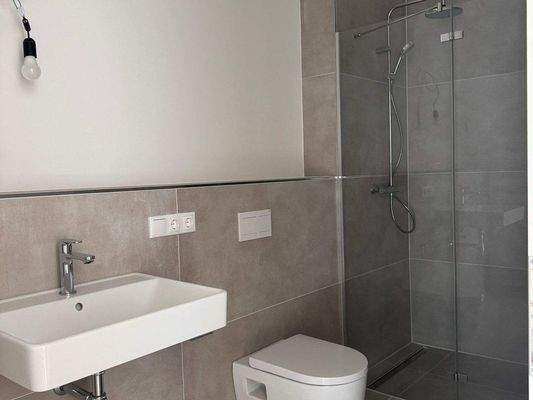 Badezimmer mit bodengleicher Dusche