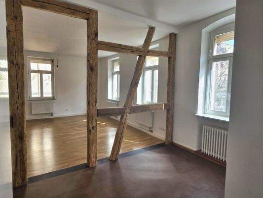 Blick vom Arbeitsbereich zum Wohnzimmer