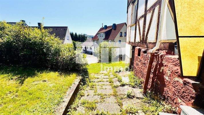 Zuweg zu beiden Häus