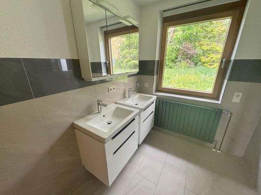 ... mit Doppelwaschbecken